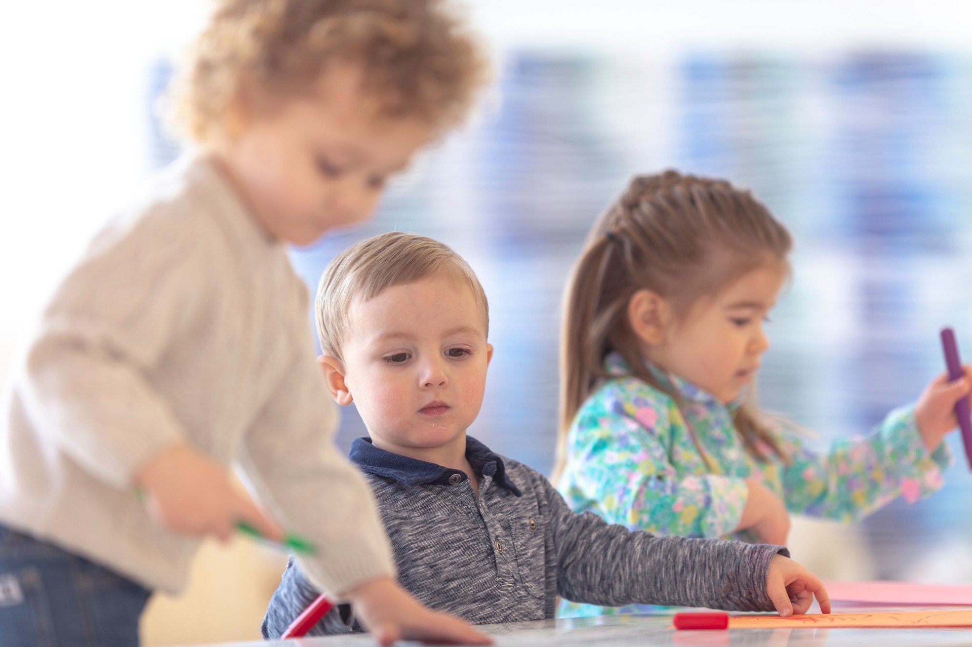 Tout-petits jouer en maternelle